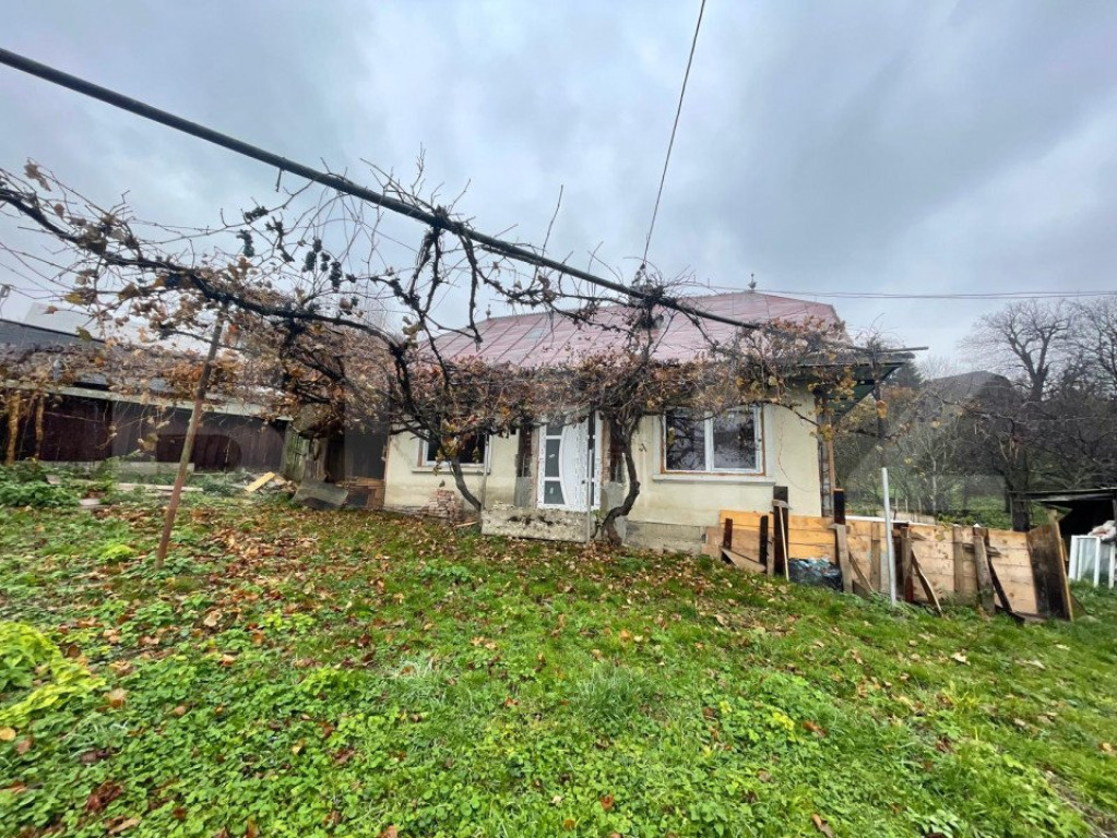 Casă + teren(1700mp) - în Rădășeni