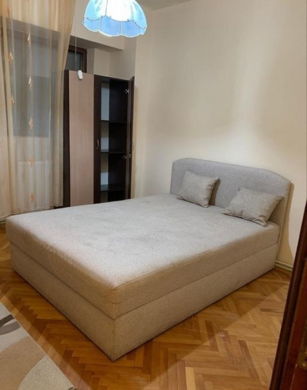 2 camere, Mihai Bravu