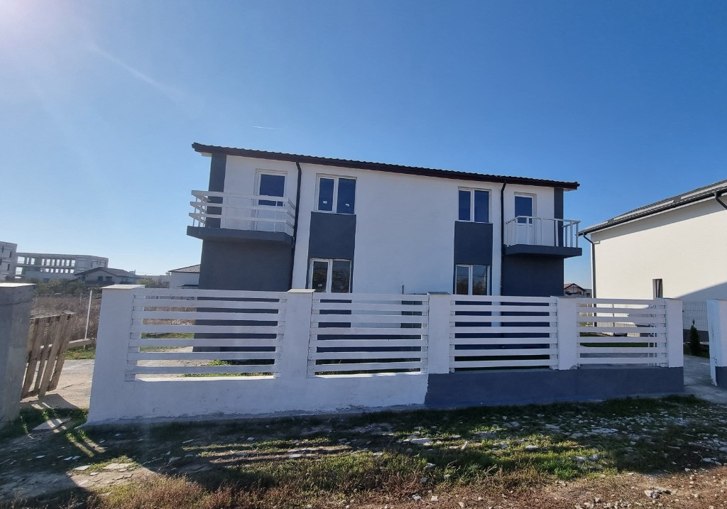 Casa duplex, 3 camere, 2 bai, teren 200 mp