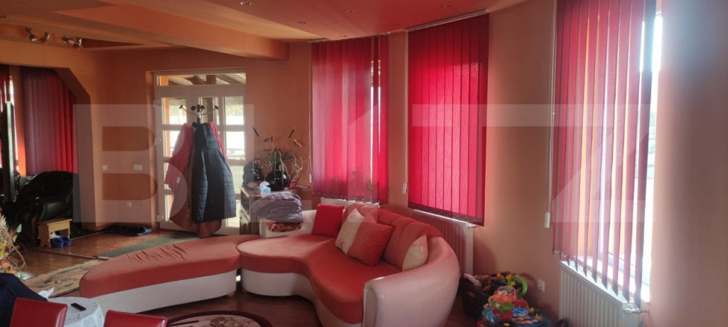 Casa cu 6 camere, 294 mp, zona-Nufarul