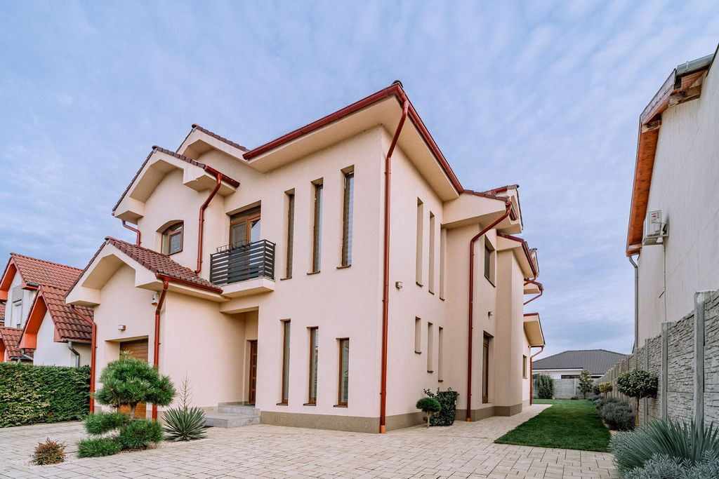 Vilă Sântandrei, 5 camere, SCD 321 mp. 340.000 €. Com...