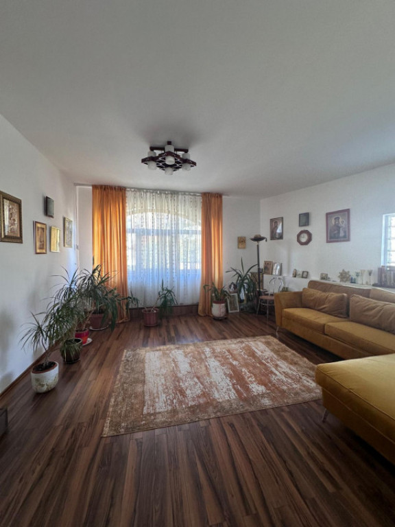 Casa situata in zona TROCADERO
