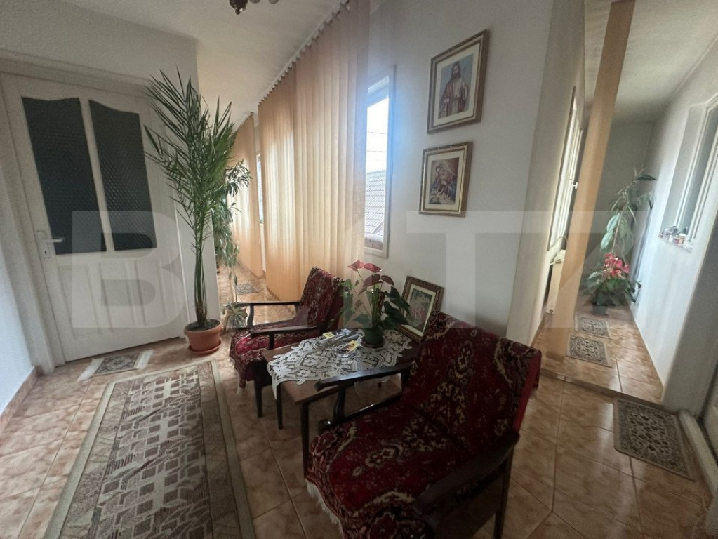 Imobil cu 12 camere/2 spatii comerciale, 210/283 mp, zona-se