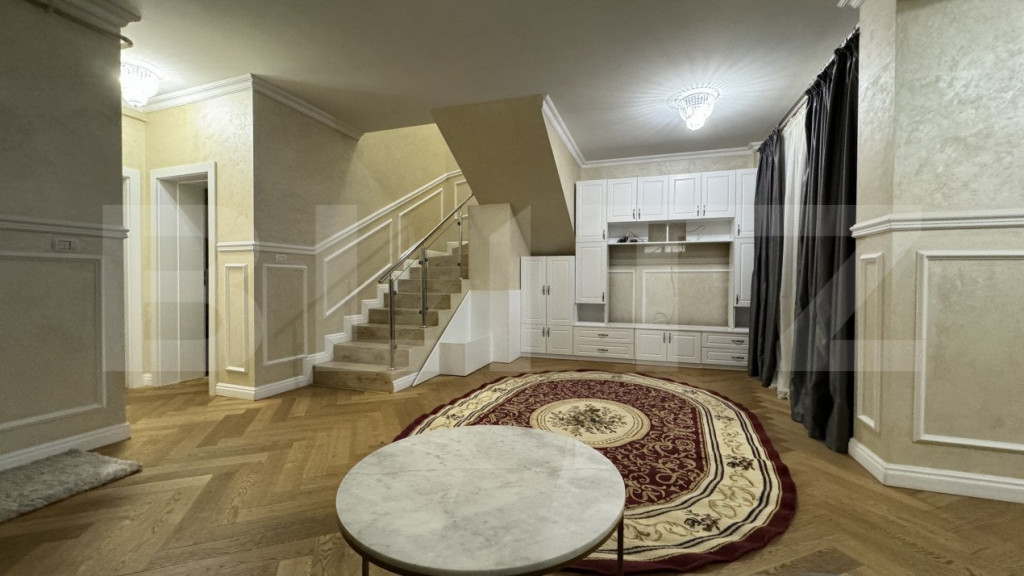 Apartament de 4 camere pe 2 niveluri, curte, 2 locuri de par