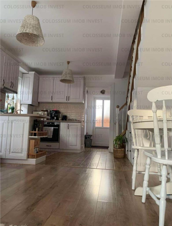 Apartament in casa cu 2 camere, decomandat - zona Triaj