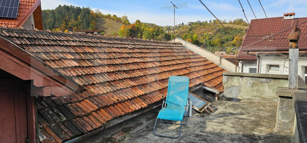 Apartament in casa individuala, cu 3 camere si curte, zona P