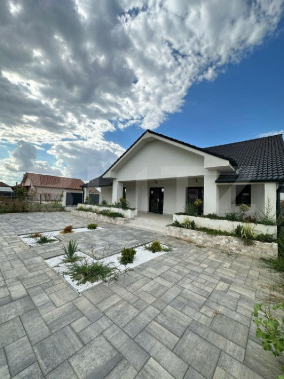 Casa cu 4 dormitoare, 4 bai si 2 bucatarii, terasa si beci