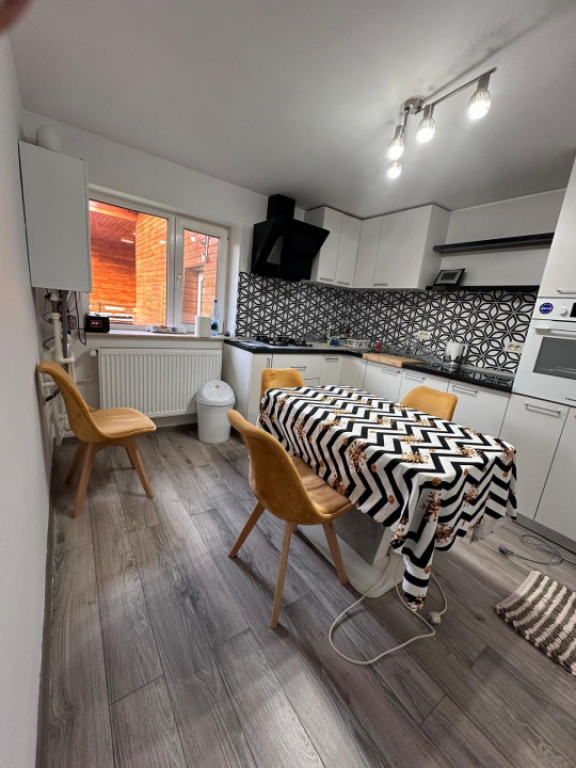 Casa compusa din 3 camere situata in zona TROCADERO