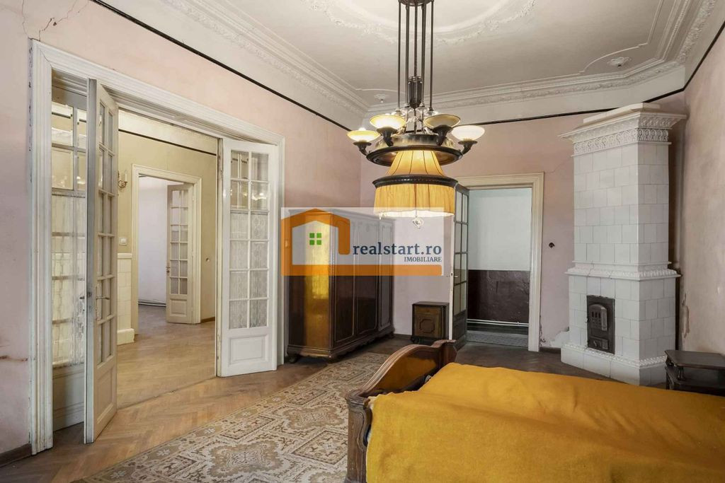 Cartierul Evreiesc, S+P+E+Pod, curte libera 300mp, versat...