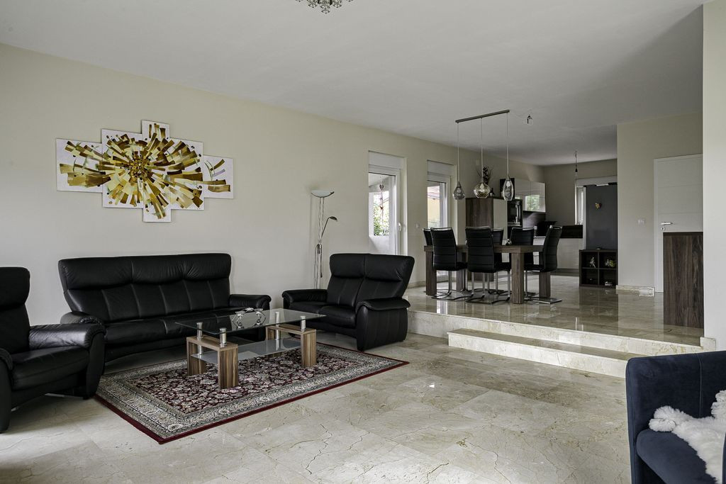 REDUCERE Vila superba pe colt in cartierul Europa, Vladim...