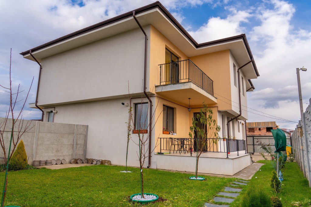 Vilă 4 camere,3 băi,birou,terasă,balcon,curte,260 mp comuna Berceni