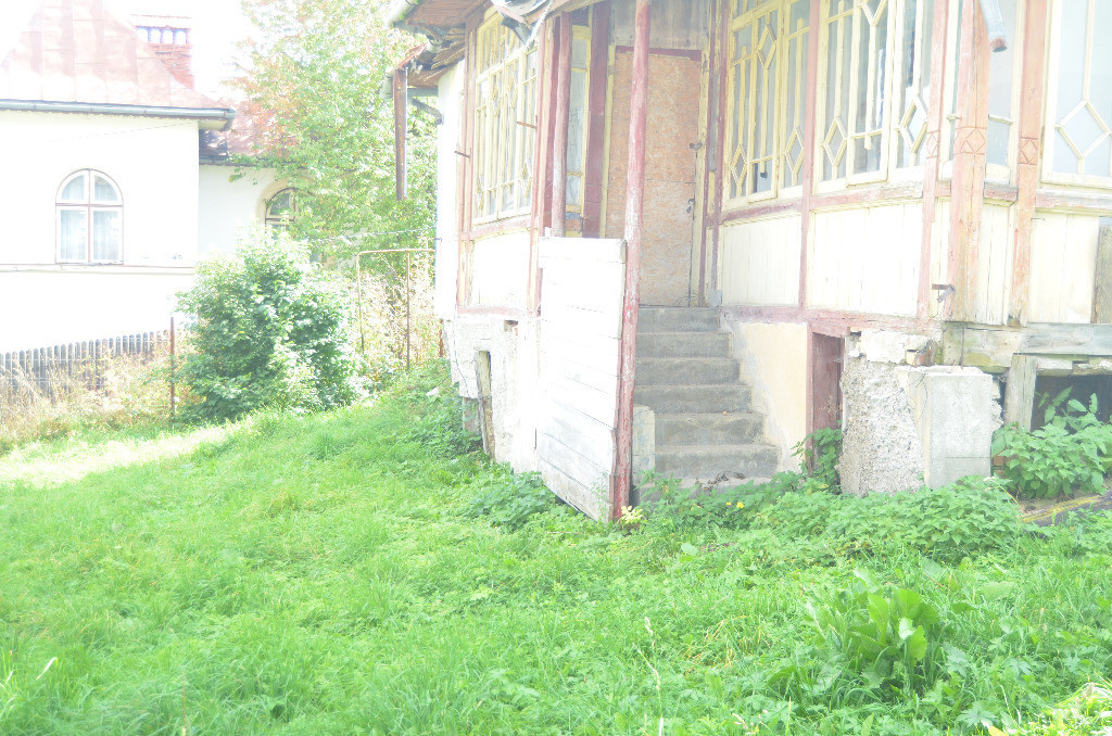 Teren intravilan cu o casa demolabila-Predeal