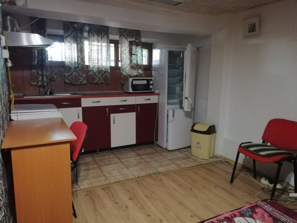 Locatie de 25 mp la km 0 ,visavis de liceul de arte Octav Ba