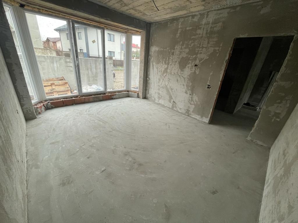 5 camere, dormitor pe parter, 3 bai, 2 placi de beton