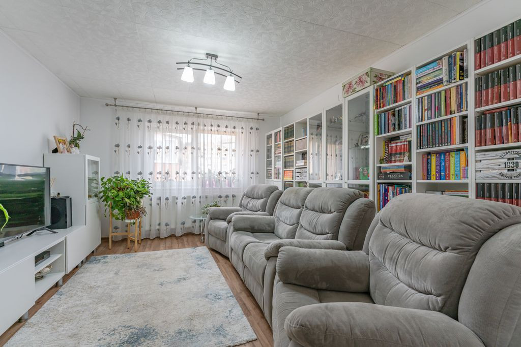 Locuință ideală! 4 camere, parcare, beci – Str. Pâr...