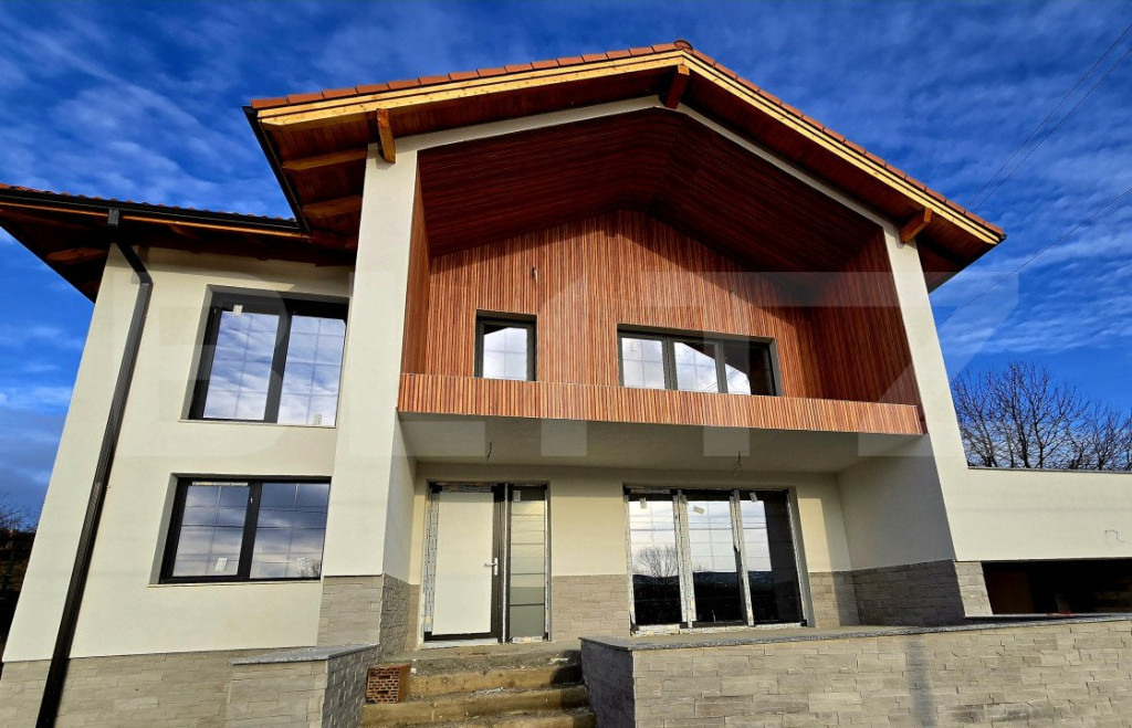 Casă cu teren generos de 1000 mp, 190 mp utili si panouri s