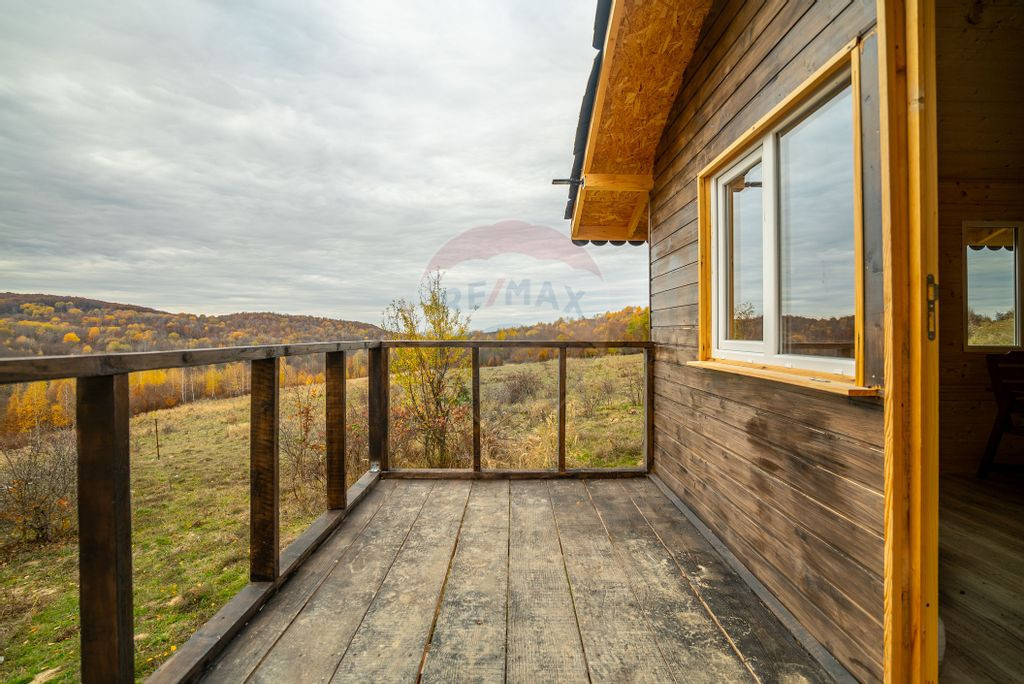 COMISION 0 % Cabănuță de lemn în mijlocul naturii