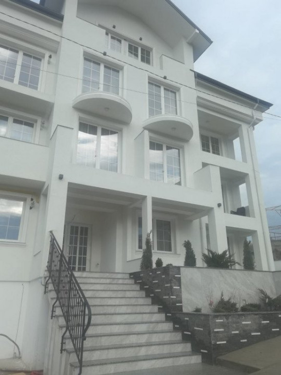 Apartament 3 camere etaj 1 bloc nou, loc parcare Pacurari-Ka