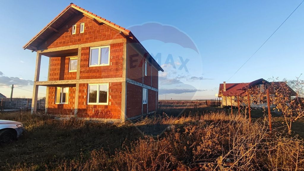 De vanzare casa cu etaj 4 camere, la rosu iesire Les lang...