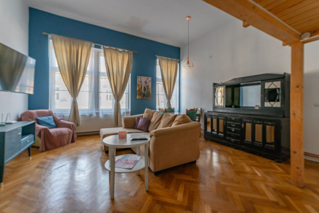 Garsonieră spațioasă cu zonă de dormit separată, Liv...