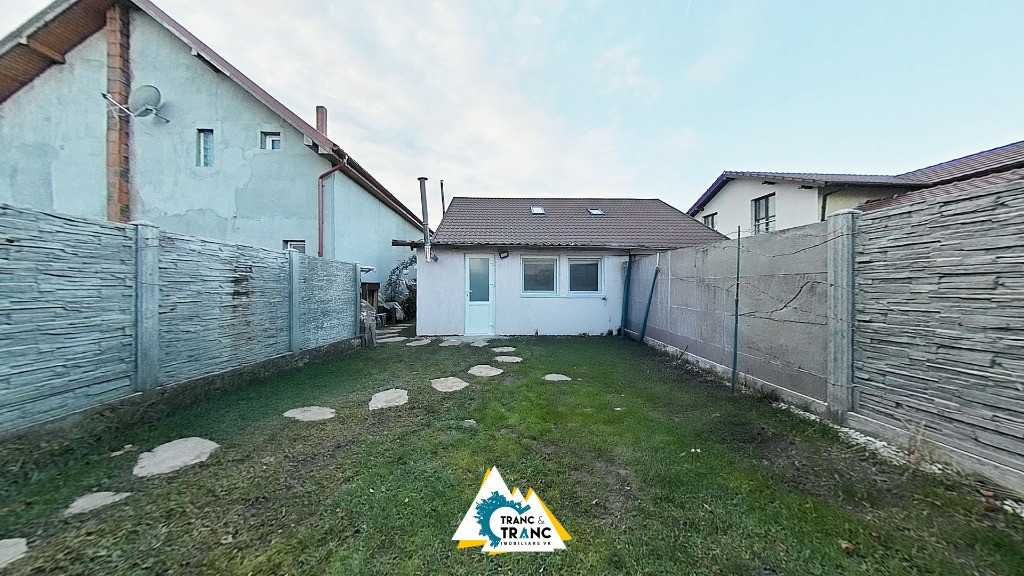 Casa cocheta pe 2 nivele cu 4 camere in Bujac