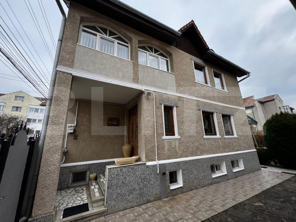 Casă deosebită cu 5 camere, în centrul orașului Sebes