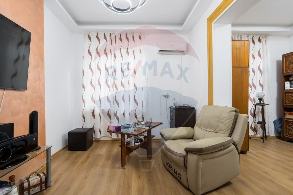 Apartament cu 4 camere de vânzare în zona Natiunile Unite