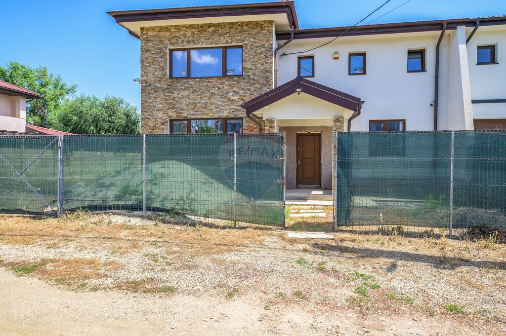 Vilă individuala superba la alb, 6 camere, 4 bai, teren ...