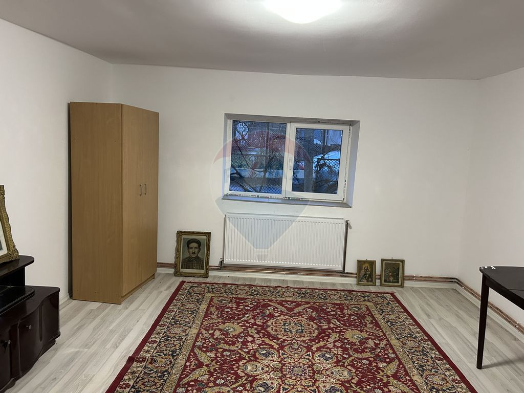 Casă cu 4 camere de închiriat