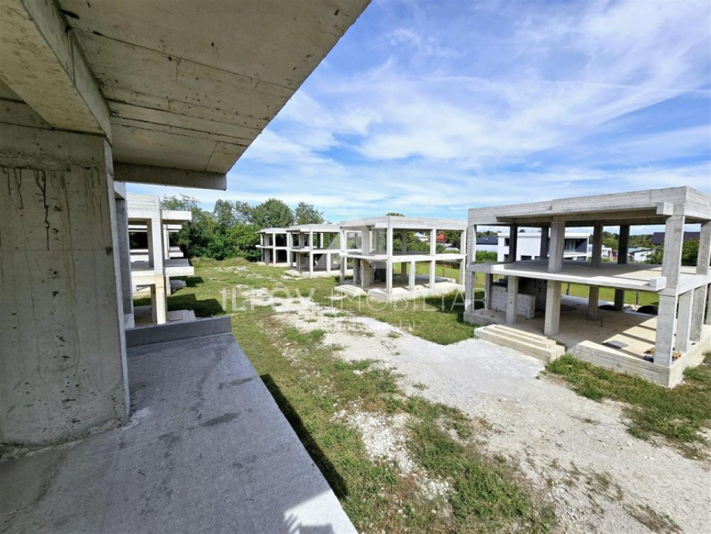 Ansamblu 8 case la structura 3298mp teren autorizatie valabi