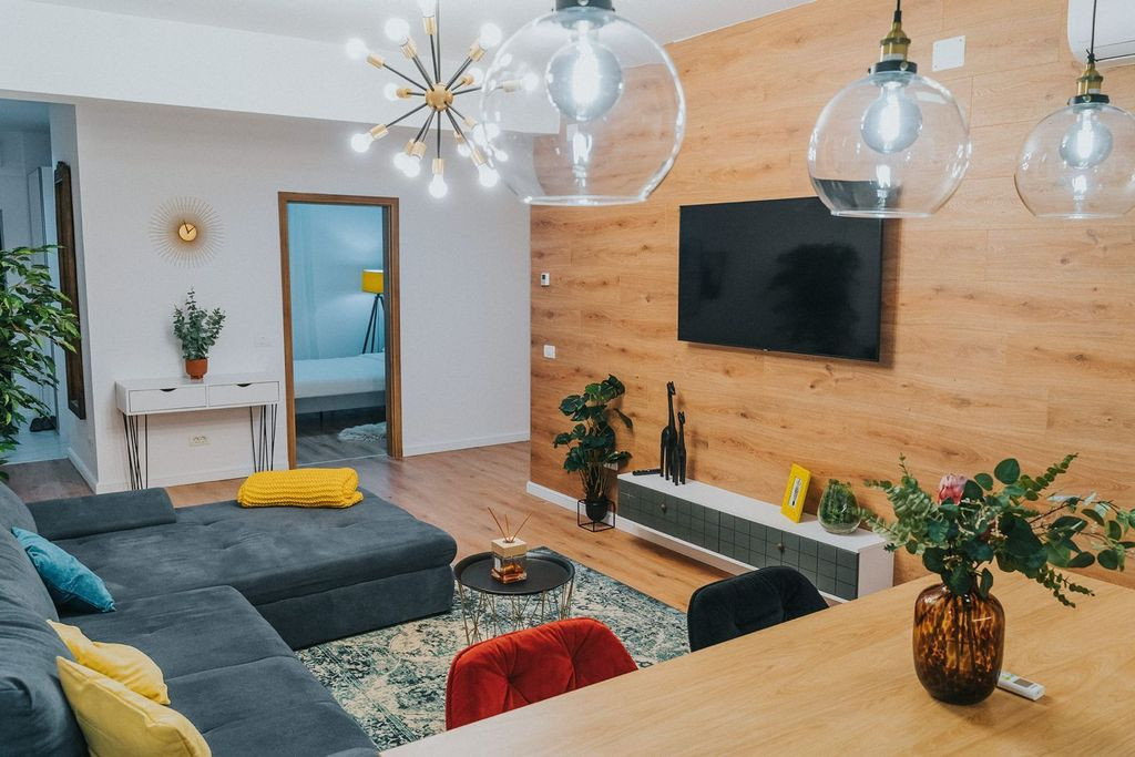 3 camere, ultracentral, Oradea. 650 Euro/lună + TVA (neg...