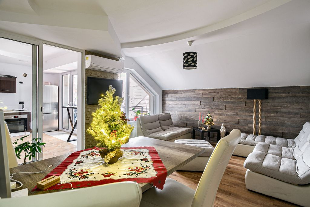 PROPRIETATE VÂNDUTĂ Apartament tip Penthouse în spate ...
