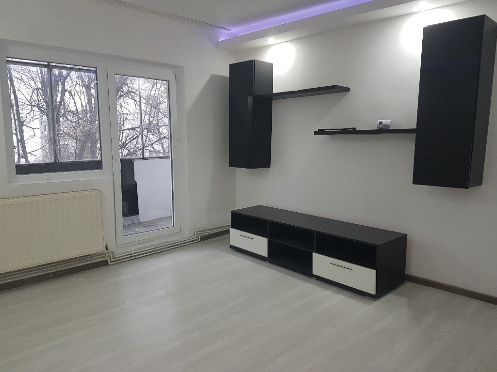 Apartament trei camere, semimobilat, renovat frumos, etaj 3, Mioritei