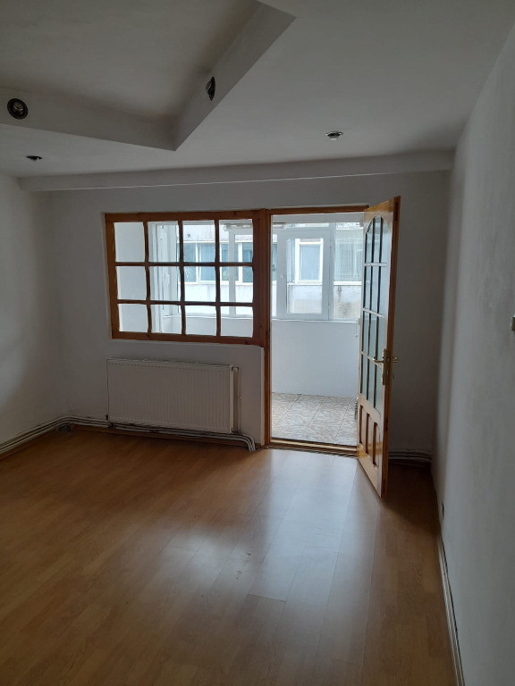 Apartament trei camere, decomandat, centrala, balcon, liber, 9 Mai