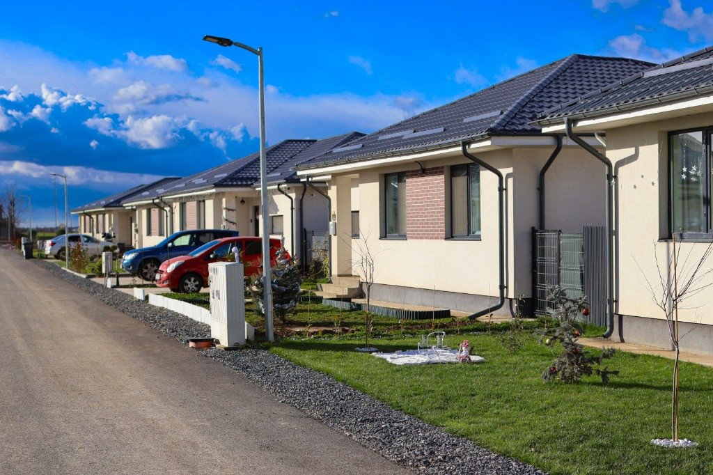 Casa individuala finalizata 4 camere Dimieni-Balotetsi, 510 mp curte