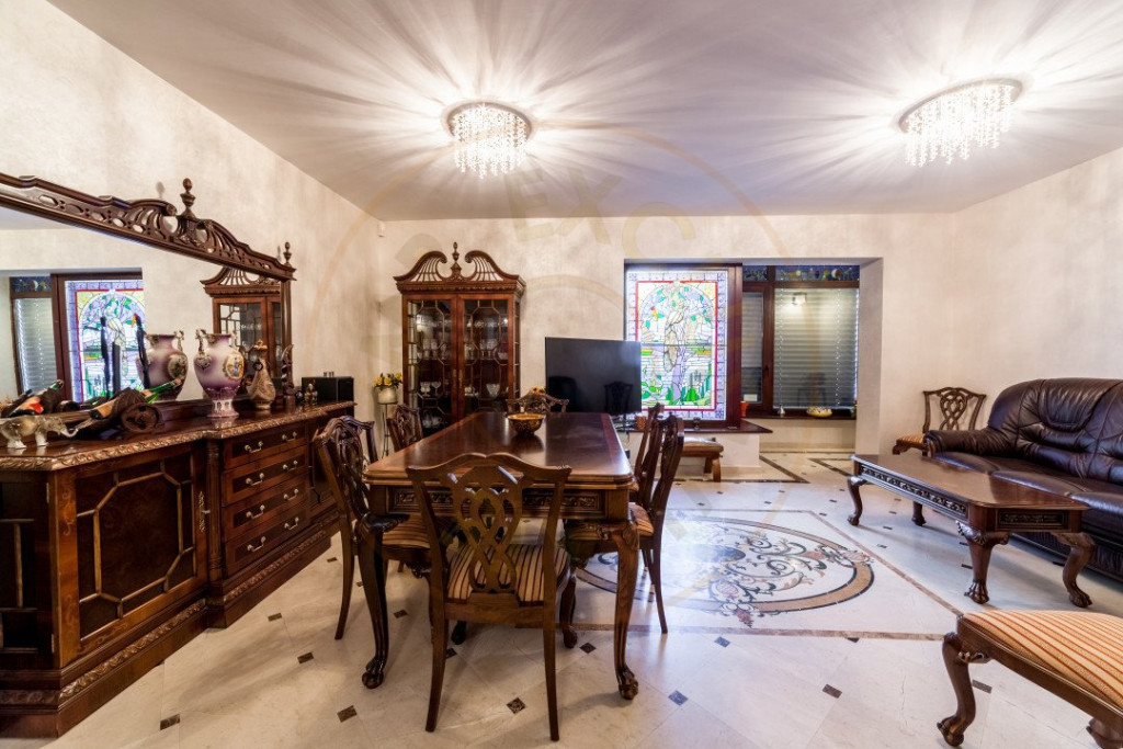 Vila zona Expo Parc - 2 apartamente, curte comuna