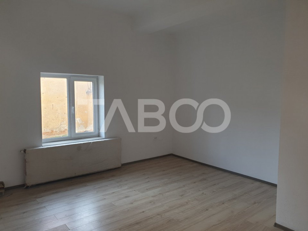Apartament 2 camere 60 mp utili pivnita curte parter Pianu d