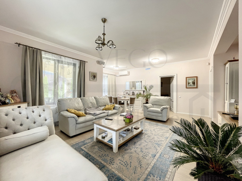 Casa de inchiriat, 5 camere, 2 bai, curte, 237 mp, Campului