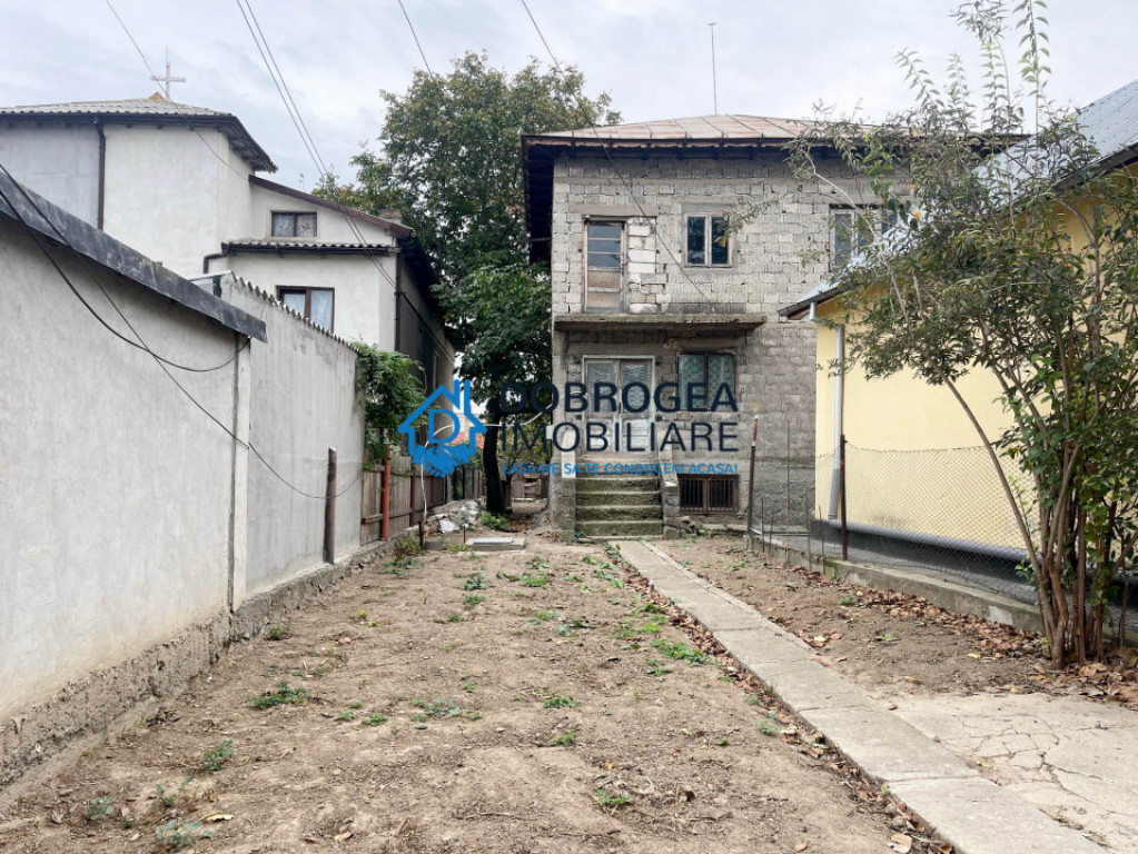 Ultracentral - Str.Trandafirilor, casa la rosu D+P+1, teren