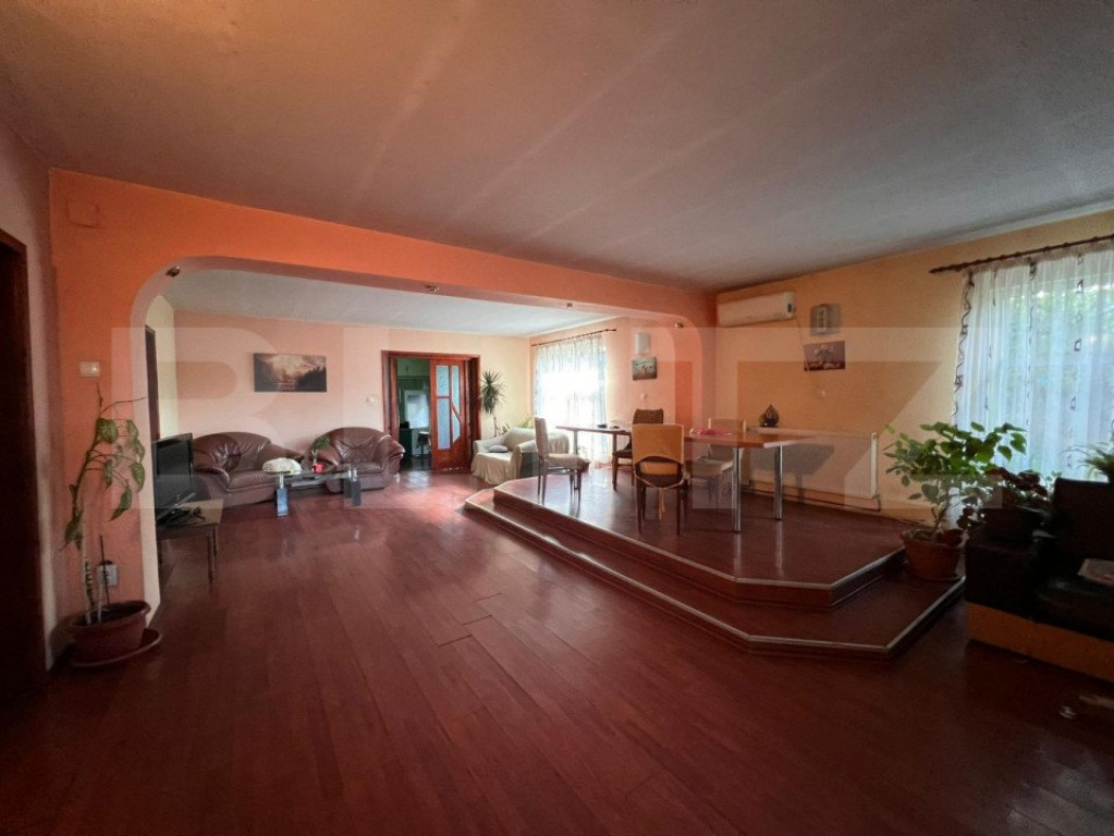 Casă 300 mp utili, cu 800 mp teren, zona Bariera Vâlcii