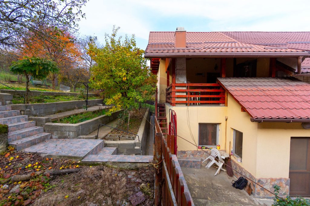 Casă de vânzare compusă din 3 apartamente și grădin?...