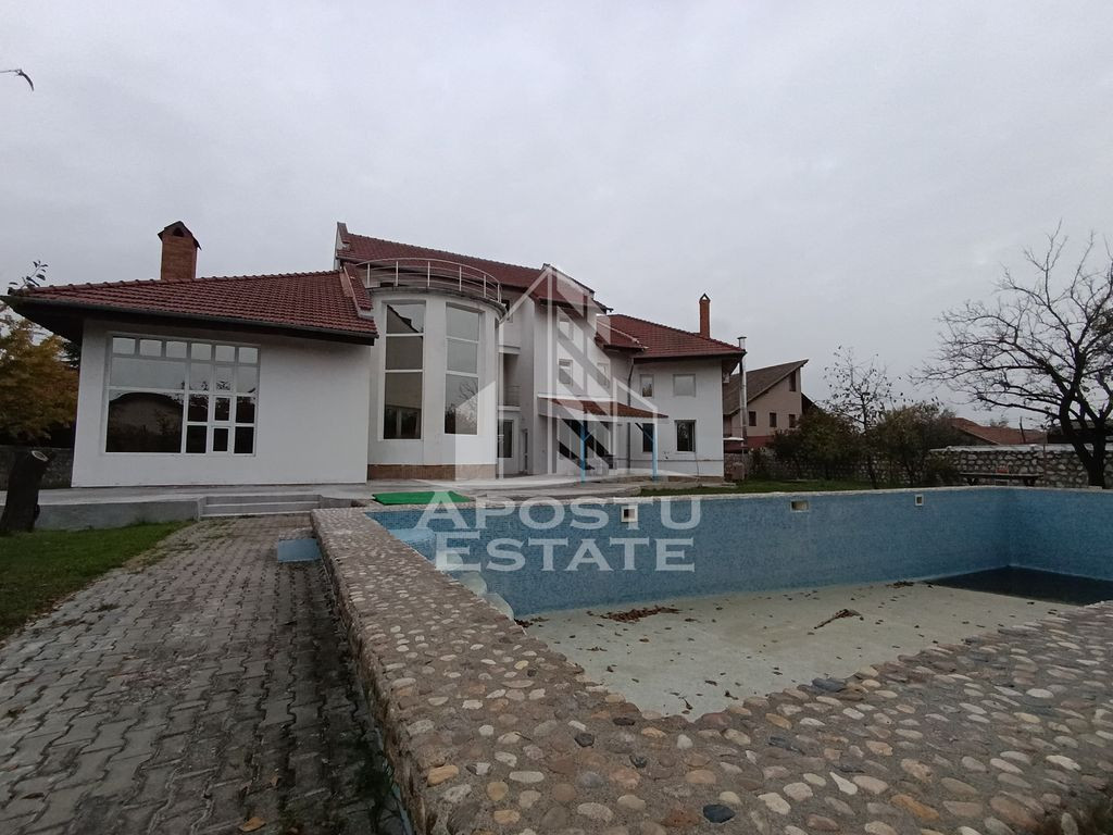 Vilă spațioasă cu piscină și teren generos (2500 mp)...