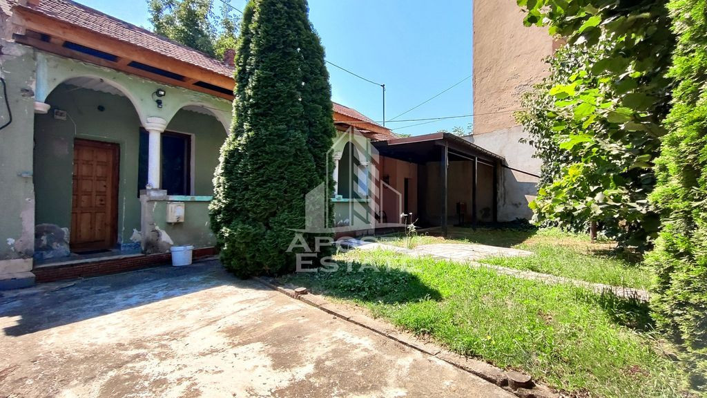 Vilă cu 4 camere de vânzare 921 mp zona Subcetate,Arad