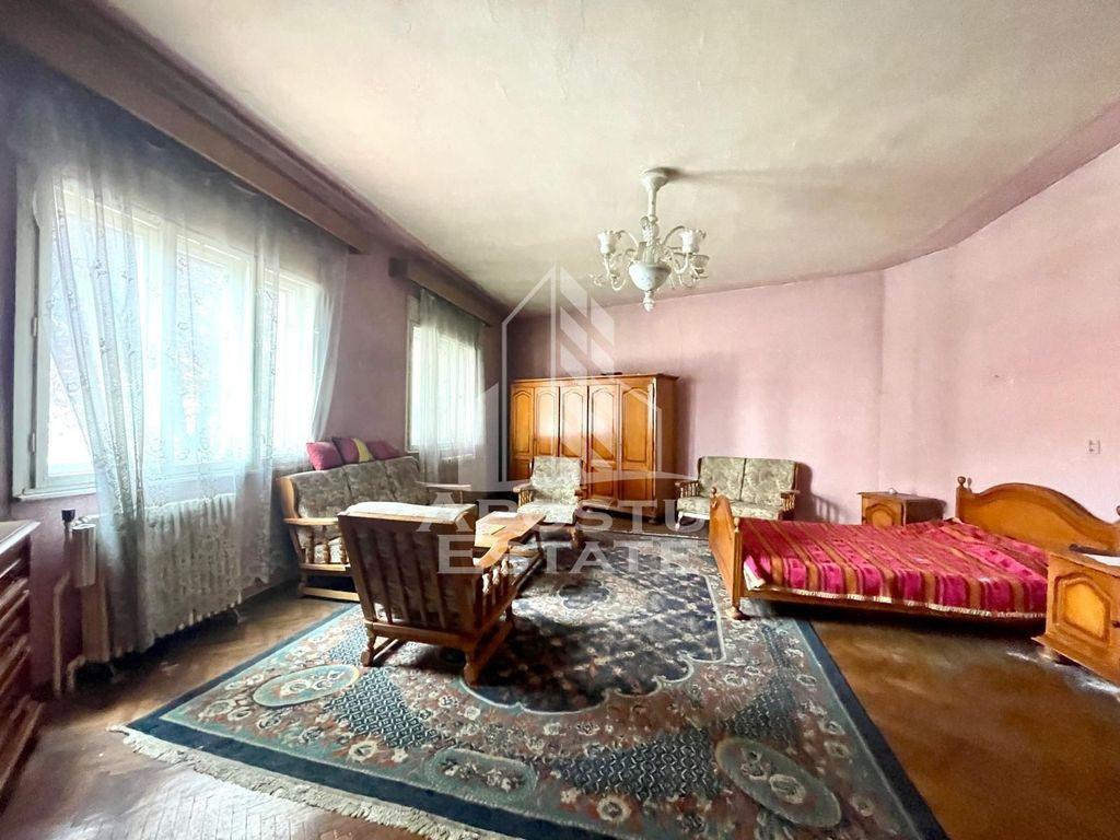 Casa de vanzare cu spatiu comercial si garaj, zona centrala