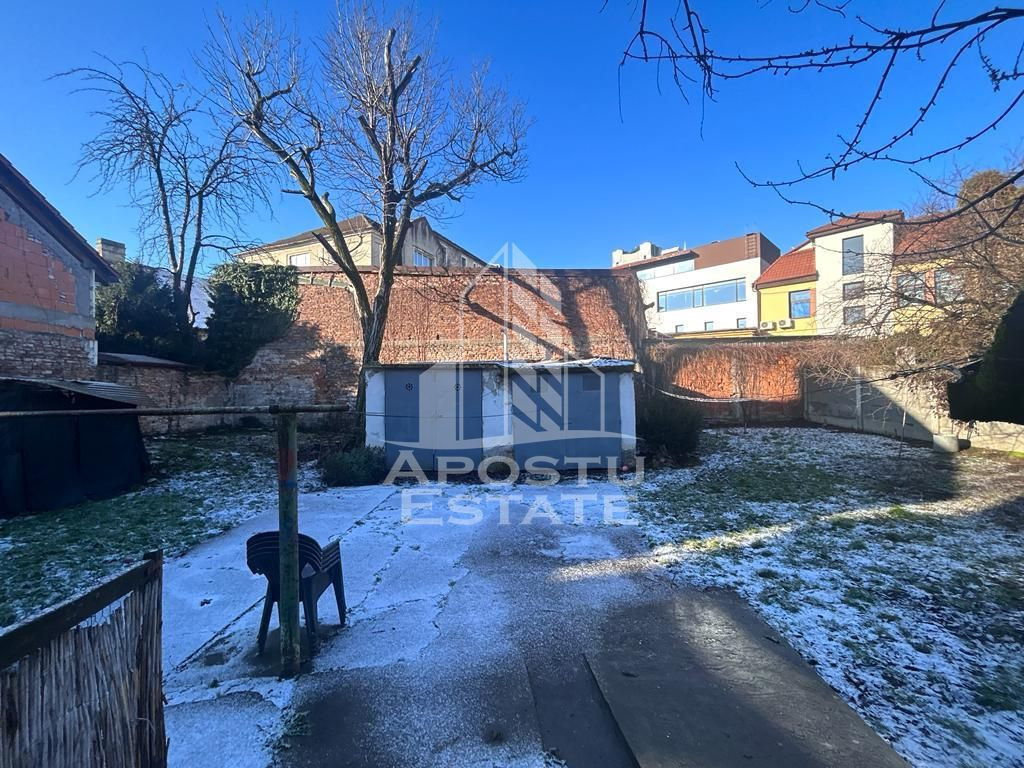 Casa cu 929 mp teren pretabil pentru investitie in zona C...