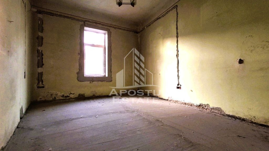 Casa la curte comuna cu intrare de pe 2 strazi