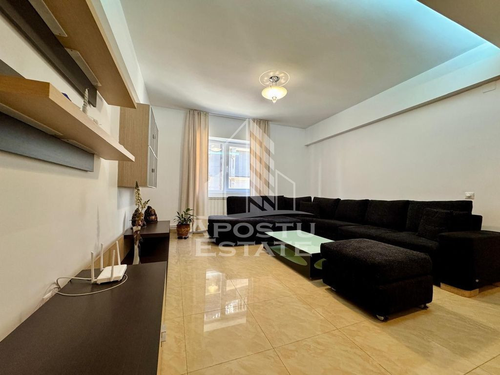 Apartament cu 3 camere semicentral cu o suprafata de 90 mp