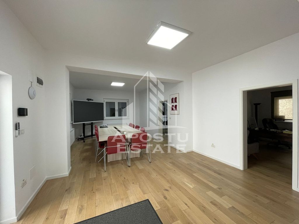 Vila P+M, finisata modern, curte amenajata, zona Modern-C...