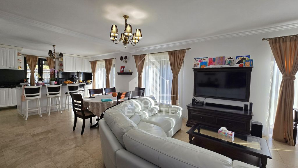 Casa individuala deosebita cu 5 camere, 3 bai, demisol si...