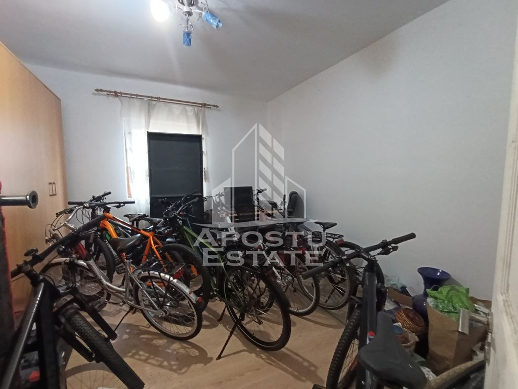 Casa la curte comuna, necesita renovare, situata in zona ...